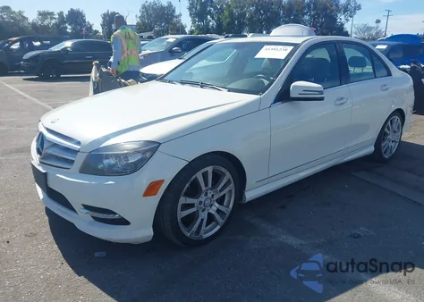 2011 Mercedes-Benz C 300 Sport z USA, uszkodzony, nr VIN WDDGF5EB2BA528209